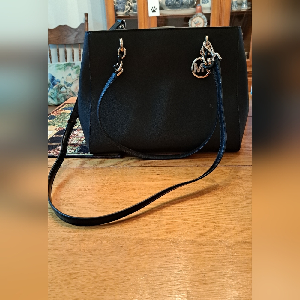 Black Michael Kors handbag with shoulder strap